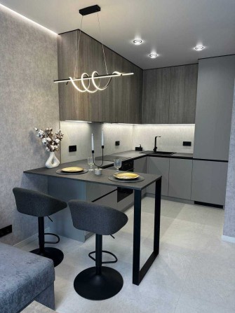 Продаж 1-кімнатної квартири у новобудові з дизайнерським ремонтом - фото 1