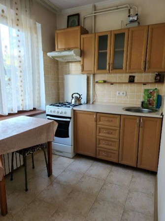 Продаю 1 кім в центрі без посередників - фото 1