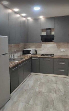 Продам с новым ремонт квартиру в новострое правый берег - фото 1