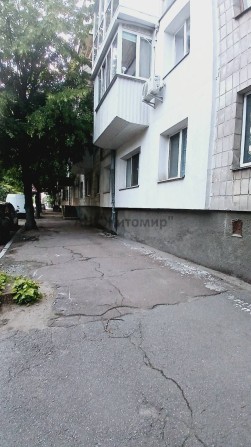 Продається 1-кімнатна квартира в центрі, 1 поверх, фасад - фото 1