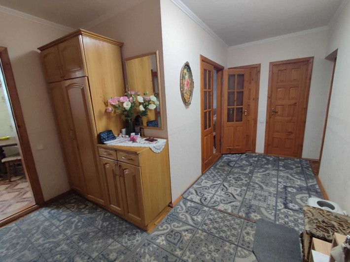 Продам  2-х  кімнатну квартиру на Крошні в цегляному будинку - фото 1