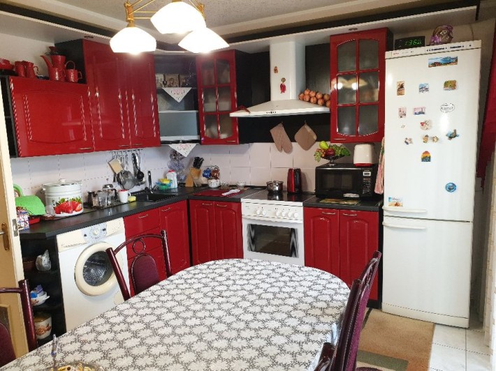 Продам 3 ком. квартиру на ж/м Красный Камень с ремонтом и мебелью! - фото 1