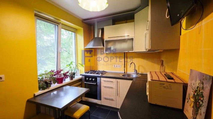 Продам двокімнатну квартиру, 12 Квартал, вул. Гладкова - фото 1