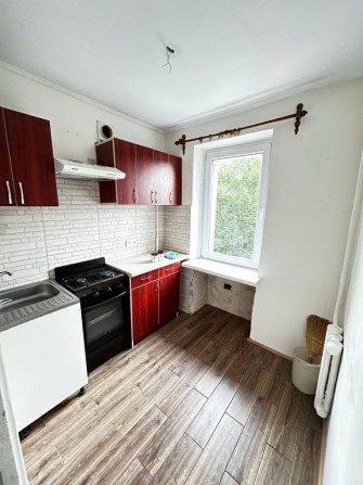 Продаж 1 км. кв. в цегляному будинку по вул. Пулюя. - фото 1