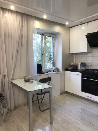 Продам 3-х комнатную с евроремонтом в Приморском районе - фото 1
