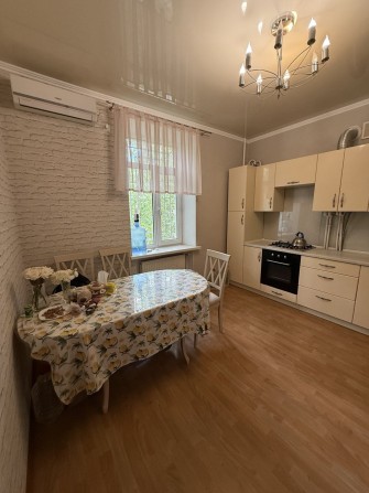 Сталинка 3к.  Центр 86кв. Ремонт. Мебель. - фото 1