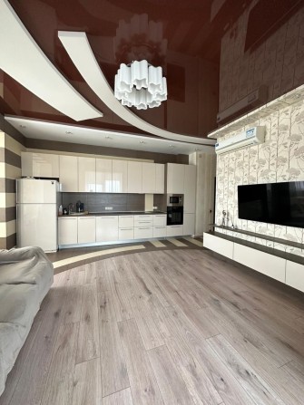 Продам 2х комнатную квартиру +парковочное место+кладовка - фото 1