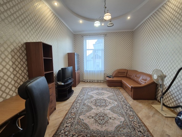 Продам 3 кімнатну квартиру в австрійському будинку біля костелу - фото 1