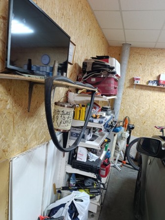 Продам капітальний гараж в коперативі "Лада". Перша лінія від сторожки - фото 1