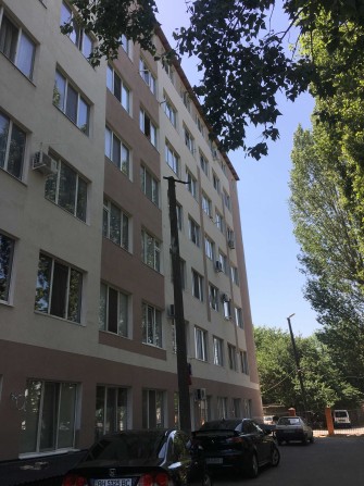 Продам квартиру з ремонтом в новому заселеному домі з парковкою - фото 1