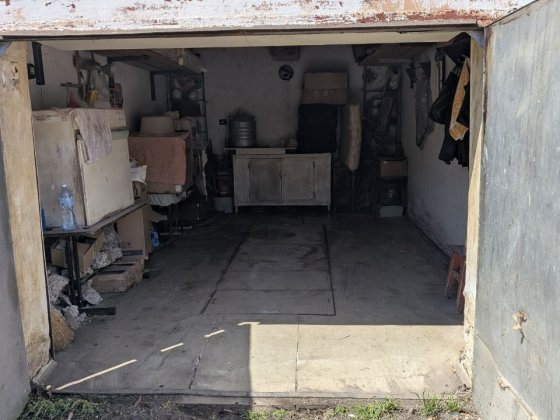 Цегляний гараж з ямою Чернівці