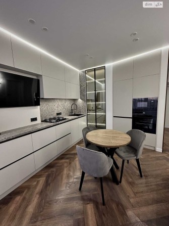 Стильна! З крутим ремонтом ! Велика 45м2  ЖК Уютний квартал - фото 1