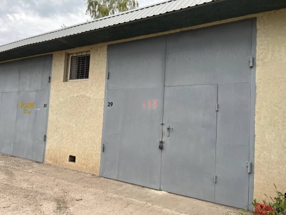 Бетонна гаражна будівля