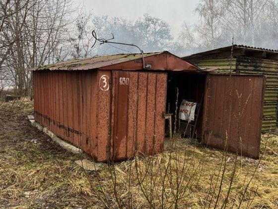 Металевий гараж червоного кольору Тетерівка
