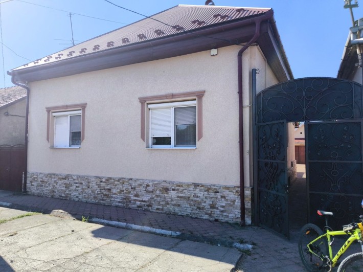 Продається чудовий сімейний будинок в м.Берегове . - фото 1