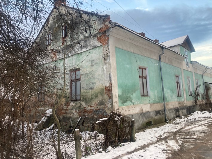 Продаж 1/2 будинку + приватизована земельна ділянка в центрі міста - фото 1