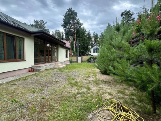 Просторий будинок з ремонтом біля озера, закрите містечко з охороною Гостомель