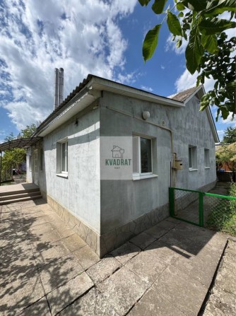 Продам доглянутий будинок зі зручностями у межах міста - фото 1