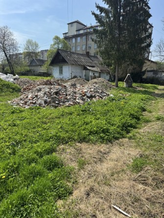 Продам ділянку в центрі міста! Є будинок під розбір, світло і газ! - фото 1