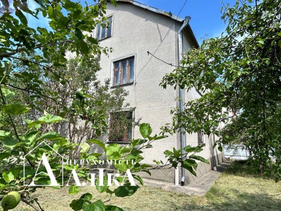 Продам 2-поверховий будинок в хорошій локації Кам'янець-Подільський