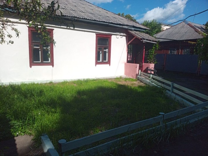 Продам часть дома две комнаты большой гараж двор асфальтированый - фото 1