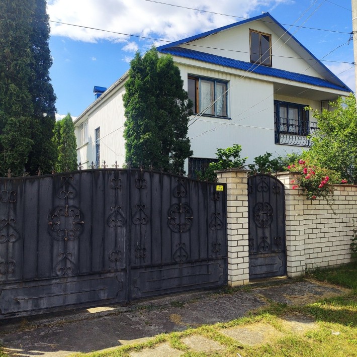 Продається будинок 200м2, 6 кімнат, 2 санвузла, 7 соток землі, - фото 1