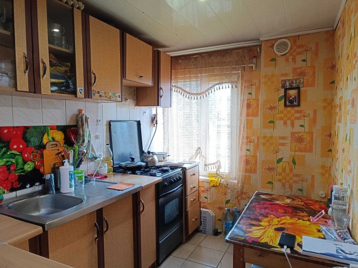 Продається пів будинку на 2частини, кожна зі зручностями, гараж,дворик - фото 1