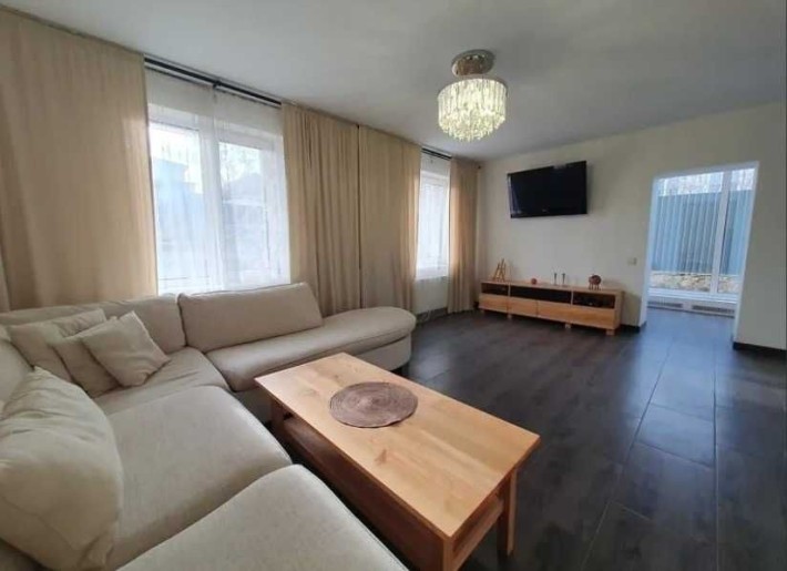 Продаж будинку з євроремонтом і ділянкою - фото 1