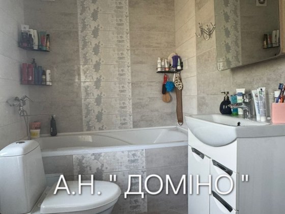 Цегляний будинок поруч з містом Шептицький Шептицький