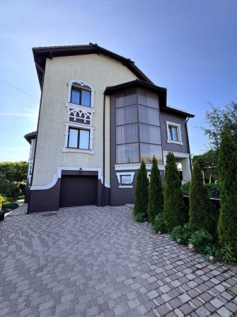 Терміновий продаж житлового будинку з ремонтом в елітному районі міста - фото 1