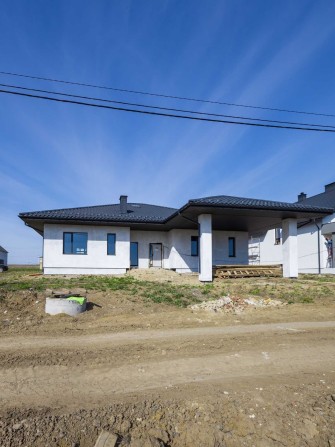 Продам будинок. 5 хвилин до центра, міські комунікації - фото 1