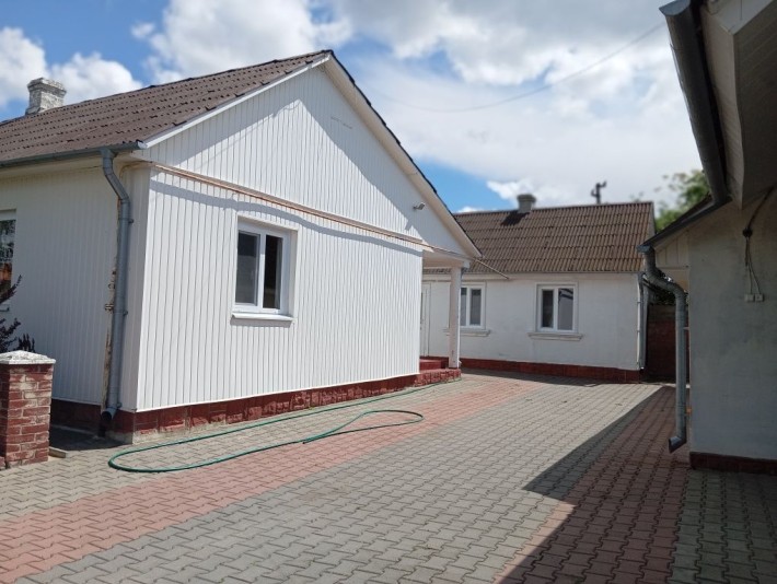 Продам будинок з Жилою літнею кухнею,3 гаражами,в 12 км.від м.Горохів! - фото 1
