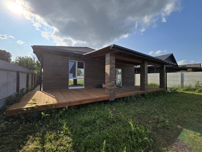 Продам кирпичный, современный дом в Подгородном - фото 1