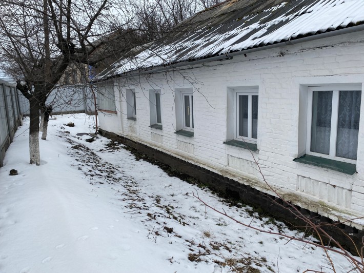 Терміново продається частина будинку в смт.Черняхів - фото 1