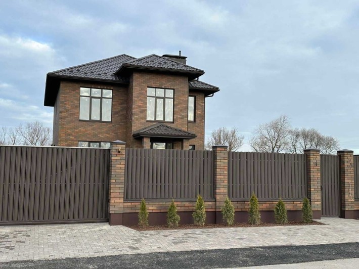 Будинок з клінкерної цегли 180 м² з терасою, автонавісом та підвалом - фото 1