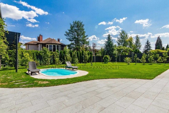 Продам дом 350м2 в Гореничах. Стоянка. Закрытй КГ. Бассейн. Газ.Подвал - фото 1