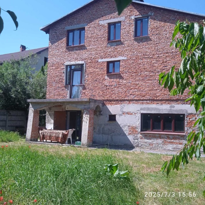 Продаж будинку з гаражем в Винниках (центр) - фото 1