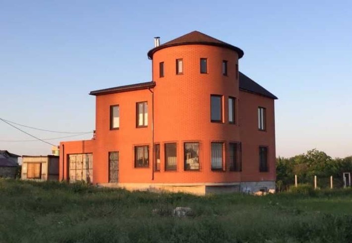 Частный дом из красного кирпича с.Бурлачья Балка - фото 1