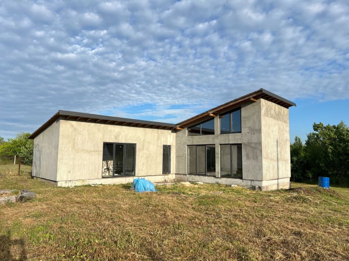 Продам сучасний будинок біля води та лісу, рідкісне розташування - фото 1