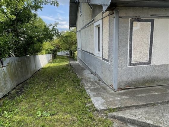 Продається будинок з літньою кухнею та великою ділянкою Тысменица