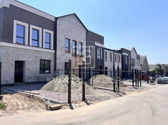 Продам таунхаус в с. Святопетрівське - фото 1