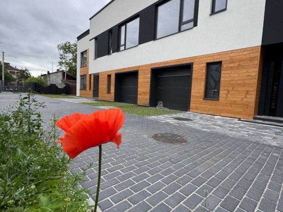 ЗДАНИЙ Таунхаус, поруч Центру міста з гаражем та власним двором Ивано-Франковск