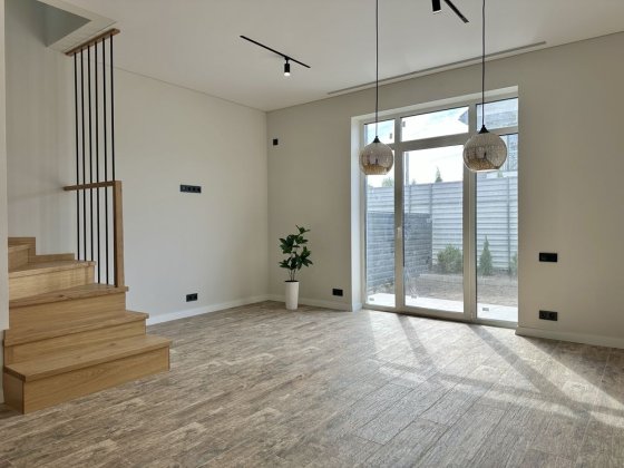 таунхаус з НОВЕСЕНЬКИМ  ремонтом в зручній локації Ірпінь