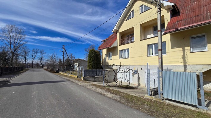 Добротний напівособняк з ремонтом та ділянкою у чудовому місці - фото 1