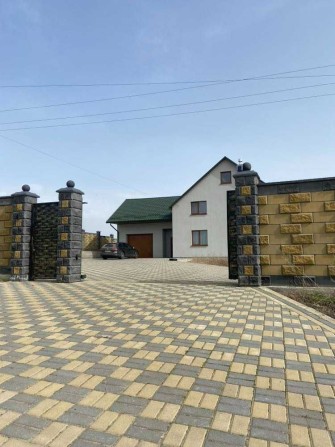 Продається  2-х пов. будинок з гаражем та земельною ділянкою 67 сотих. - фото 1