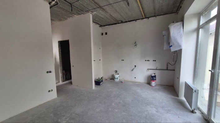 Кутовий таунхаус у центрі міста 90 м² + мансарда та ремонтом - фото 1