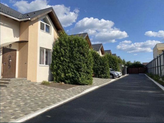 Таун хаус  з ремонтом в топ локацціі Буча Авенір плаза -центр Буча