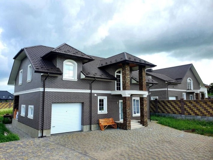 Продаж якісного будинку з ремонтом,гаражем та ділянкою 10 сот. - фото 1