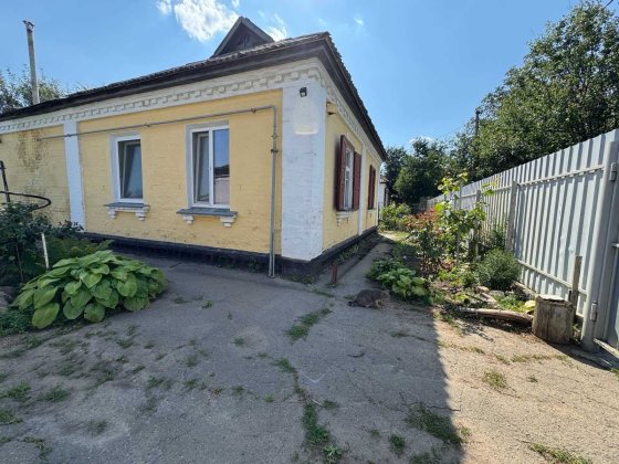 Продаж затишного окремого будинку в хорошому районі міста. Код №13702 Полтава