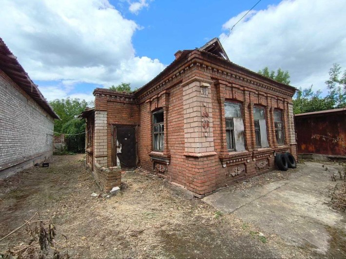 Кривбасівська. Будинок під реставрацію. Біля зупинки. - фото 1